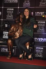 Kareena Kapoor unveil UTVstars Walk of the Stars in Taj Land_s End, Mumbai on 28th March 2012 (45).JPG